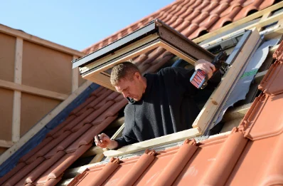 Pose de fenêtres de toit Velux à Lachamp-Raphaël